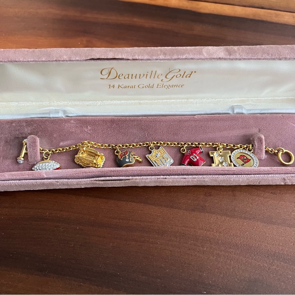 💙NEW Vintage Gold-Tone NFL Tampa Bay Buccaneers Football Charm Bracelet - Picture 3 of 12